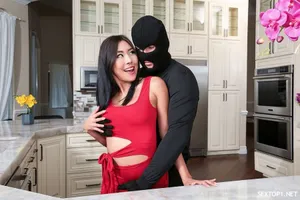 Giáo viên yoga nóng đang kéo giãn cơ thể sau khi tan làm