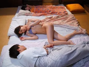Đang thủ dâm thì bị con em gái bú lấy đầu cặc